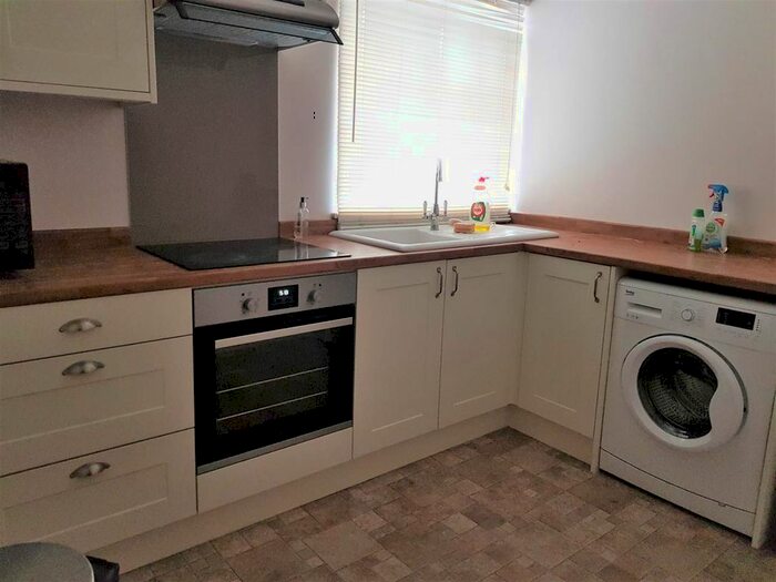 2 Bedroom Flat To Rent In Latimer Court, Tring Road, Aylesbury, HP20