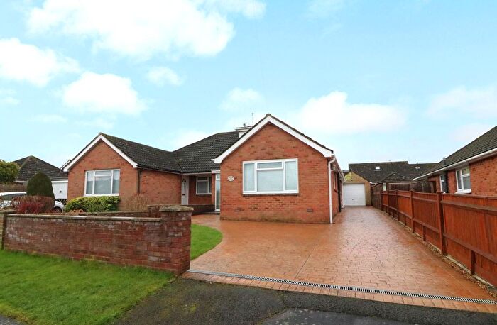 4 Bedroom Semi Detached Bungalow For Sale In Westbury Court, Hedge End, SO30
