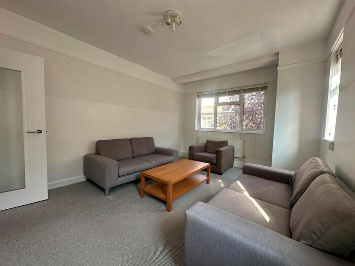 3 Bedroom Flat To Rent In Saltwood Grove, Walworth Village, London, SE17