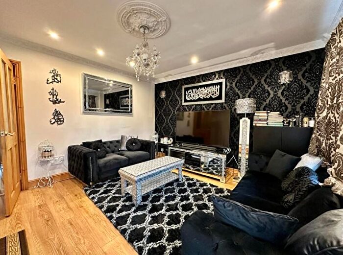 4 Bedroom Semi-detached House To Rent In Walsall Road, Wednesbury, WS10