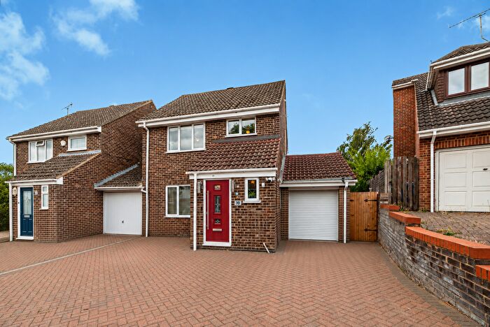 3 Bedroom Detached House For Sale In Wordsworth Avenue, Yateley, GU46