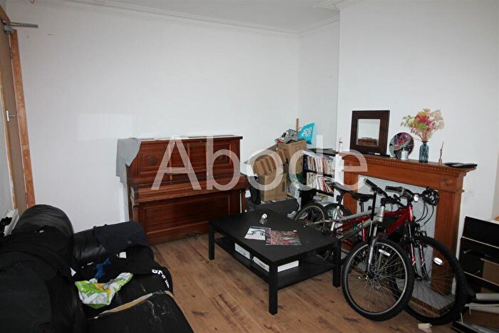 2 Bedroom House To Rent In Bankfield Terrace, Burley, Leeds, LS4