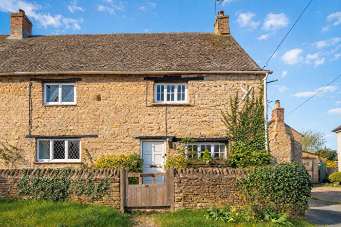 3 Bedroom Semi Detached House For Sale In Heath Lane, Bladon, OX20