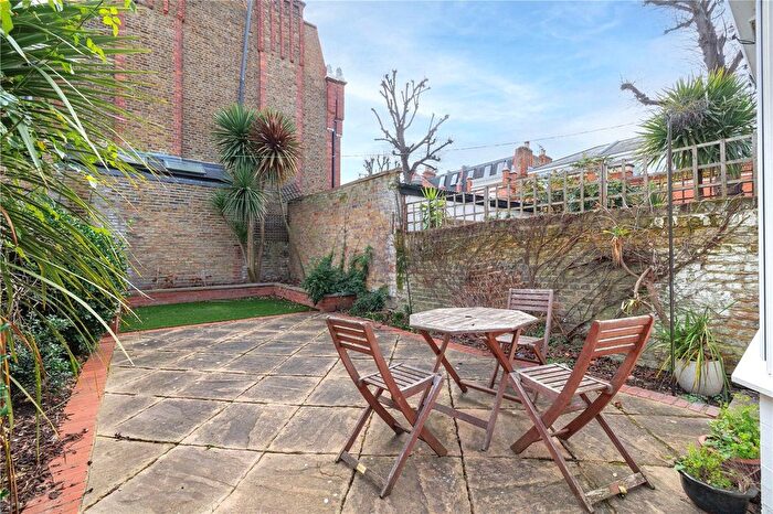 2 Bedroom Flat For Sale In New Kings Road, London, SW6