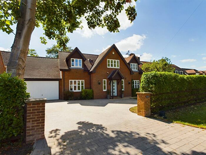 4 Bedroom Detached House For Sale In Buckland Lodge, Buckland, Aylesbury, HP22