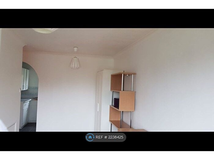 1 Bedroom Flat To Rent In Cowbridge Lane, Barking, IG11
