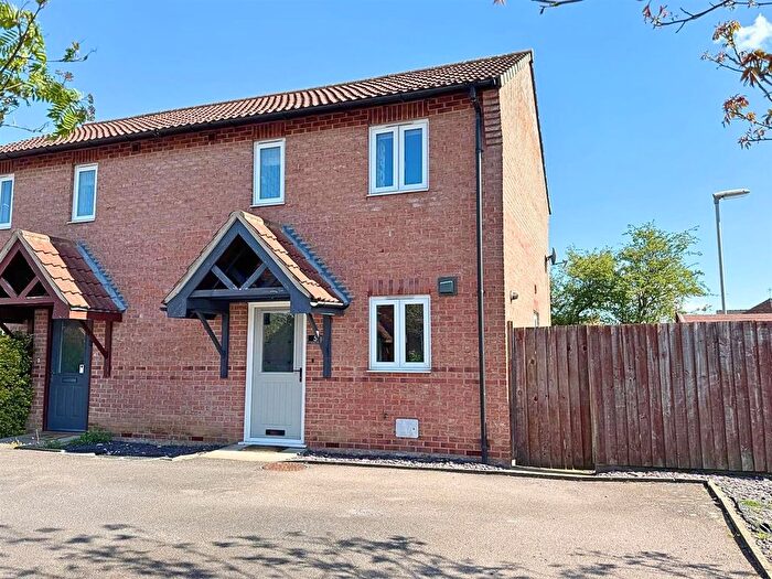 2 Bedroom Semi Detached House For Sale In St. Andrews Drive, Saxilby, LN1