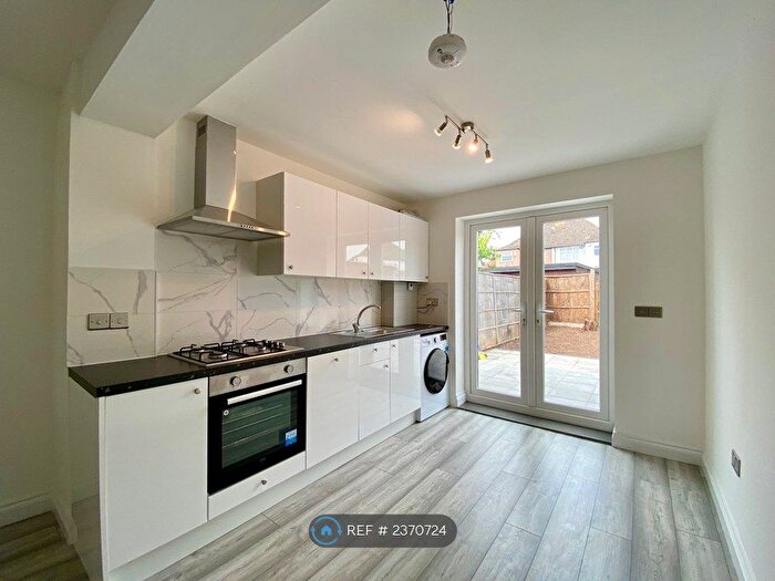 3 Bedroom Flat To Rent In Charlton Road, Harrow, HA3