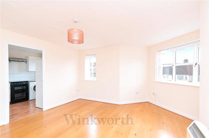 2 Bedroom Flat To Rent In Windmill Drive, London, NW2