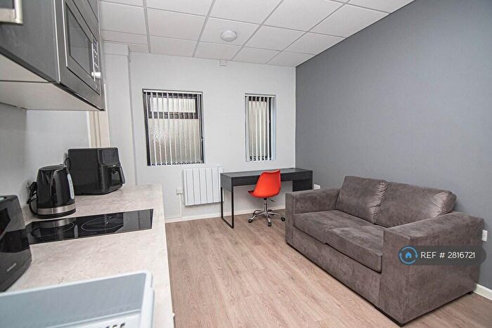 1 Bedroom Flat To Rent In Stile Common Road, Huddersfield, HD4