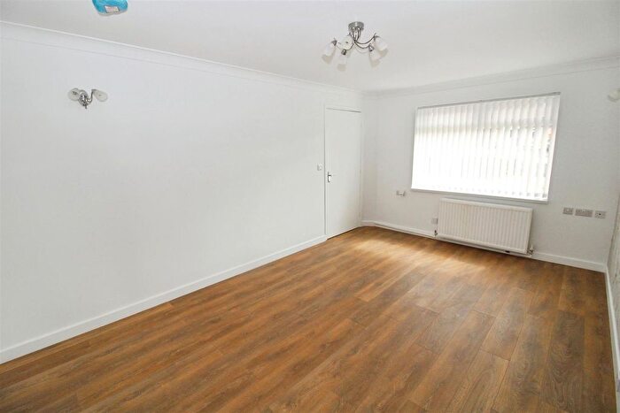 2 Bedroom Semi-Detached Bungalow For Sale In Howdale Road, Hull, HU8