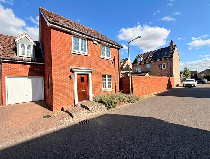 4 Bedroom Semi-Detached House To Rent In Damson Close, Red Lodge, Bury St. Edmunds, IP28