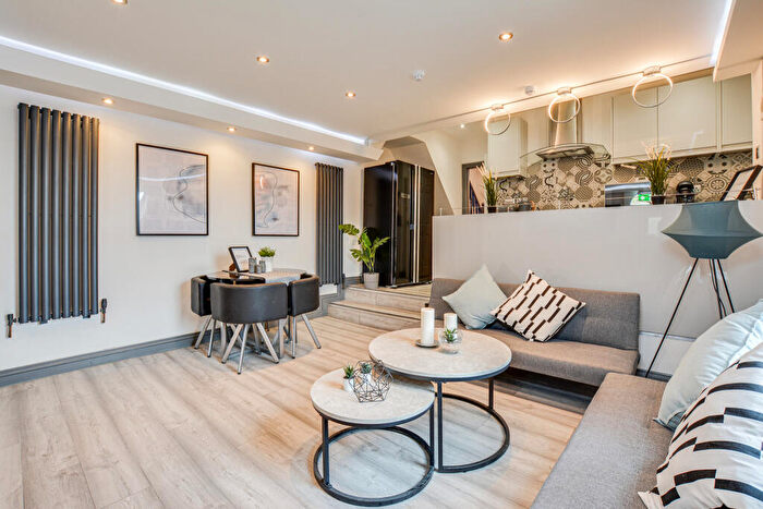 6 Bedroom Maisonette To Rent In Wilmslow Road, Manchester, M20