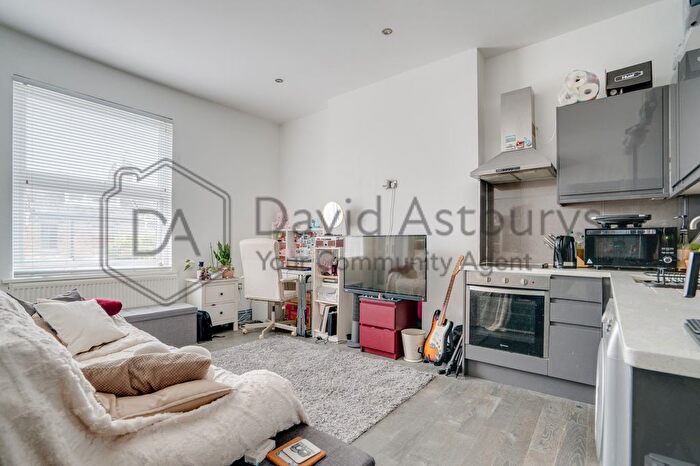 1 Bedroom Flat To Rent In Devonport Road, Shepherds Bush, London, W12