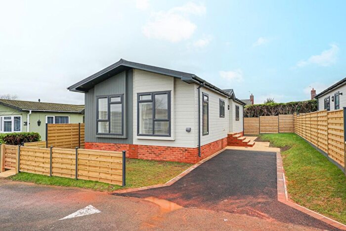 2 Bedroom Mobile/park Home For Sale In Castle Hill Road, Totternhoe, Dunstable, LU6