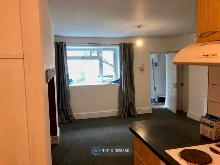 2 Bedroom Flat To Rent In Bridge Street, Newcastle Emlyn, SA38