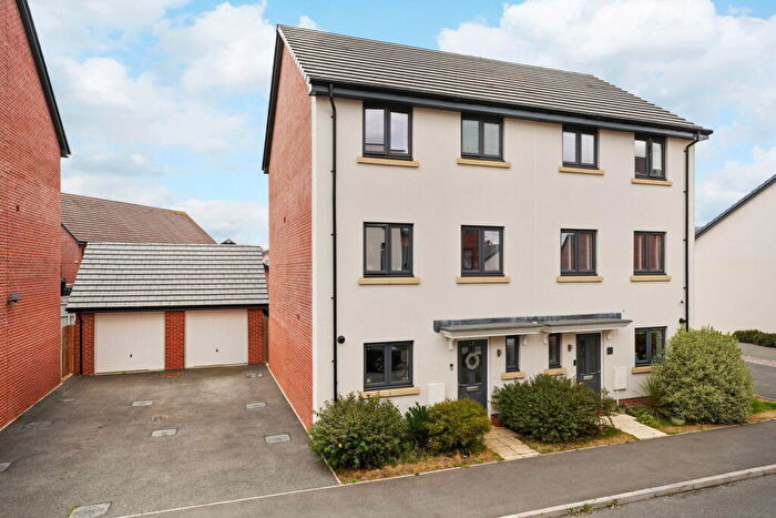 4 Bedroom Semi Detached House For Sale In Newstead Way, Daventry, Northamptonshire, NN11