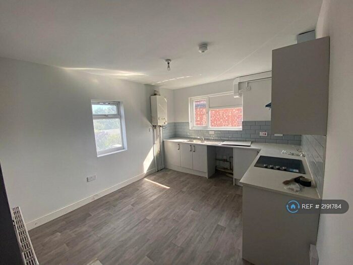 3 Bedroom Flat To Rent In Narborough Road South, Leicester, LE3