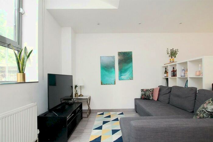 1 Bedroom Apartment To Rent In Gallery Apartments, Commercial Road, Whitechapel, London, E1
