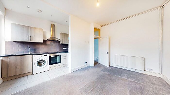 3 Bedroom Flat To Rent In Coldharbour Lane, London, SE5