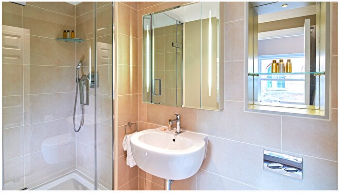 2 Bedroom Flat To Rent In Bow Lane, London, EC4M