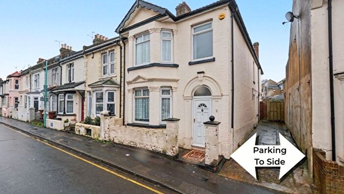 4 Bedroom End Of Terrace House For Sale In Livingstone Road, Gillingham, ME7