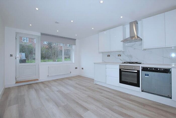 3 Bedroom Flat To Rent In Wydeville Manor Road, London, SE12
