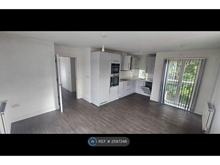 2 Bedroom Flat To Rent In Oval View, Hemel Hempstead, HP1