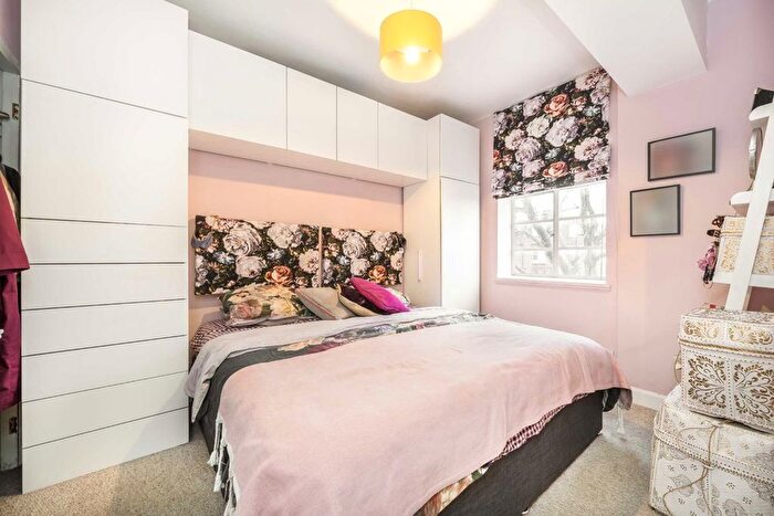 1 Bedroom Flat To Rent In Hamlet Gardens, London, W6