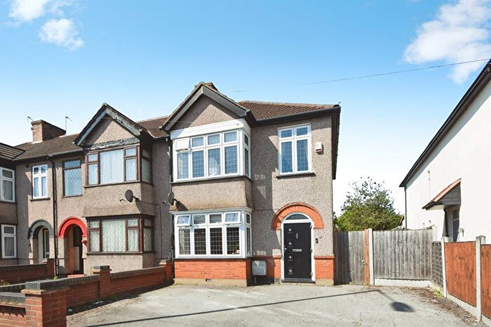 3 Bedroom Semi-Detached House For Sale In Havering Road, Romford, RM1