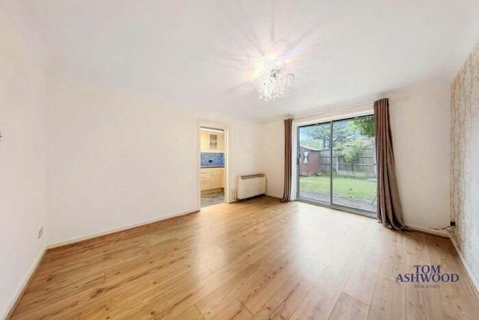 1 Bedroom Flat For Sale In Jacobs Avenue, Harold Wood, Essex, RM3