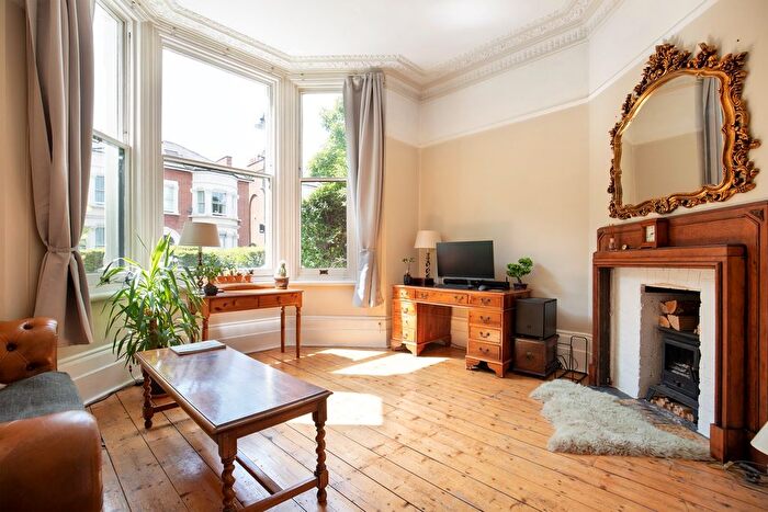 1 Bedroom Flat To Rent In Avenue Crescent, Mill Hill Conservation Area, Acton, W3