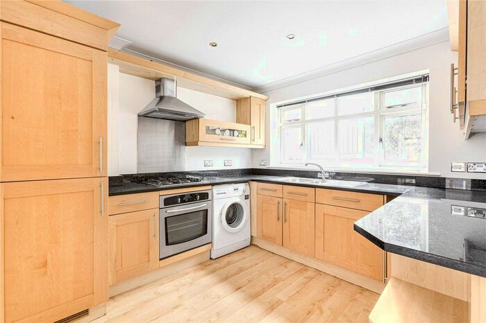 2 Bedroom Maisonette To Rent In Barnard Road, Clapham Junction, SW11