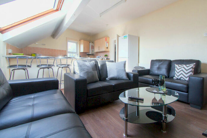 5 Bedroom House To Rent In Cardigan Road, Leeds, LS6