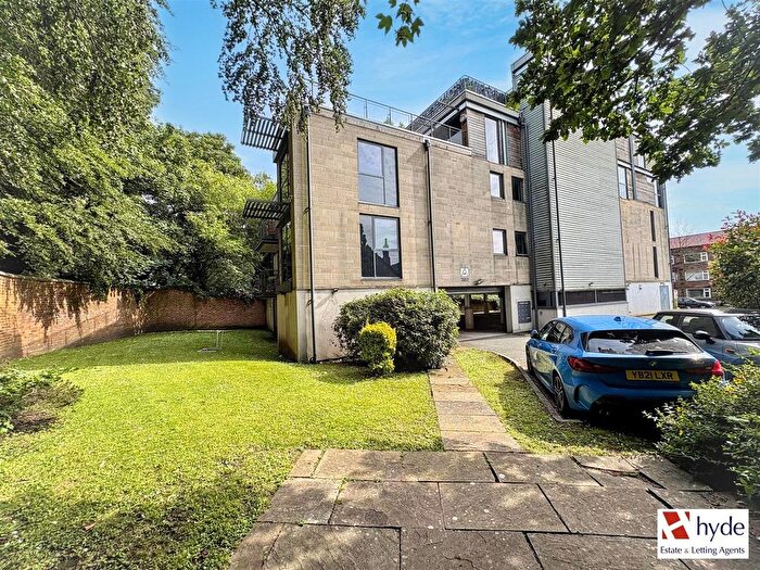 2 Bedroom Flat To Rent In Heaton Lodge, Bury Old Road, Prestwich, Manchester., M25