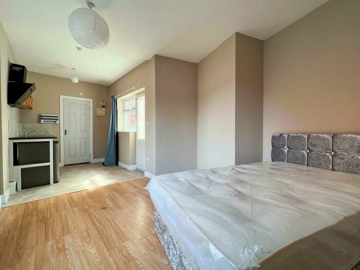 4 Bedroom Semi-Detached House To Rent In Norwood Road, Nottingham, Nottinghamshire, NG7