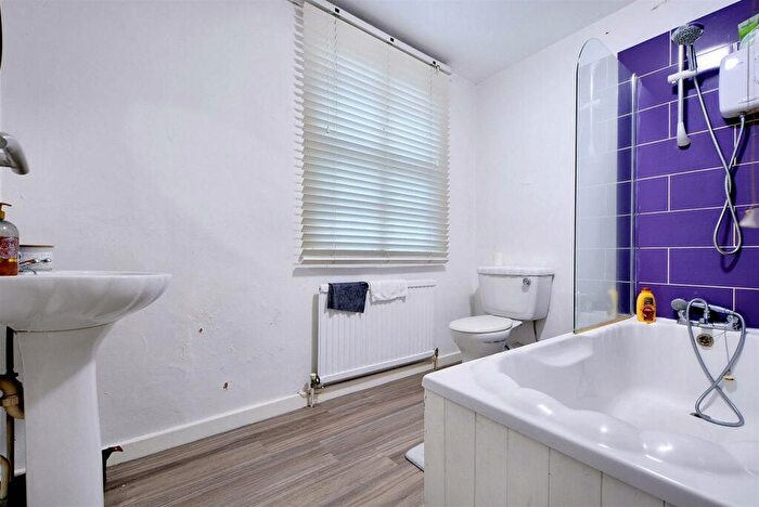 5 Bedroom Semi-Detached House For Sale In Burford Road, Nottingham, NG7
