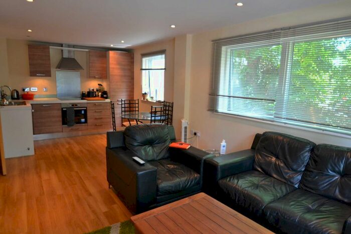 2 Bedroom Flat To Rent In Church Street, Epsom, KT17