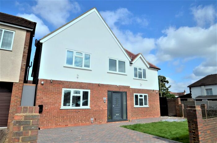 2 Bedroom Flat To Rent In Station Crescent, Ashford, TW15