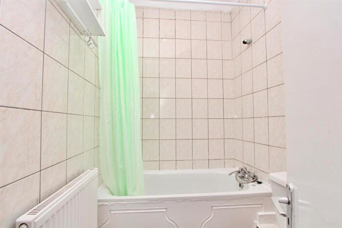 2 Bedroom Flat To Rent In Dynevor Road, N16