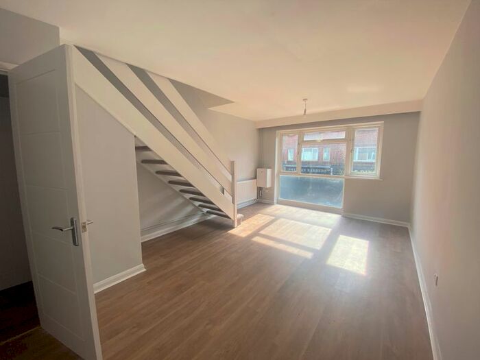 2 Bedroom Maisonette To Rent In High Street, Caterham, CR3