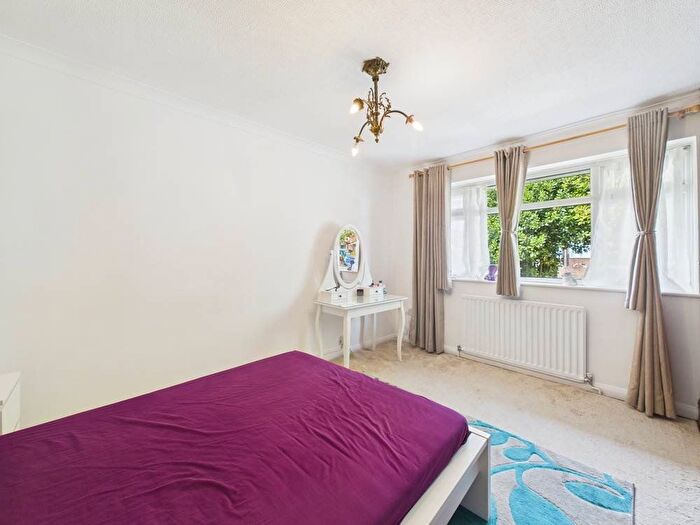 2 Bedroom Bungalow For Sale In Horsham Road, Feltham, TW14