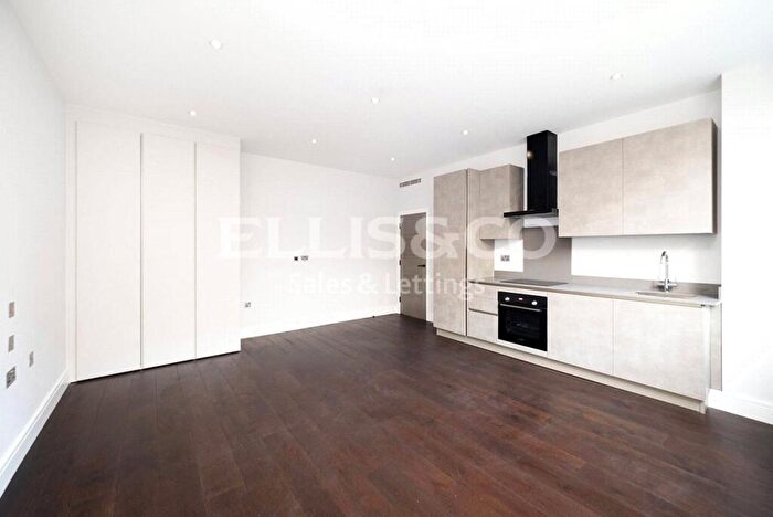 2 Bedroom Apartment To Rent In High Road, Whetstone, N20