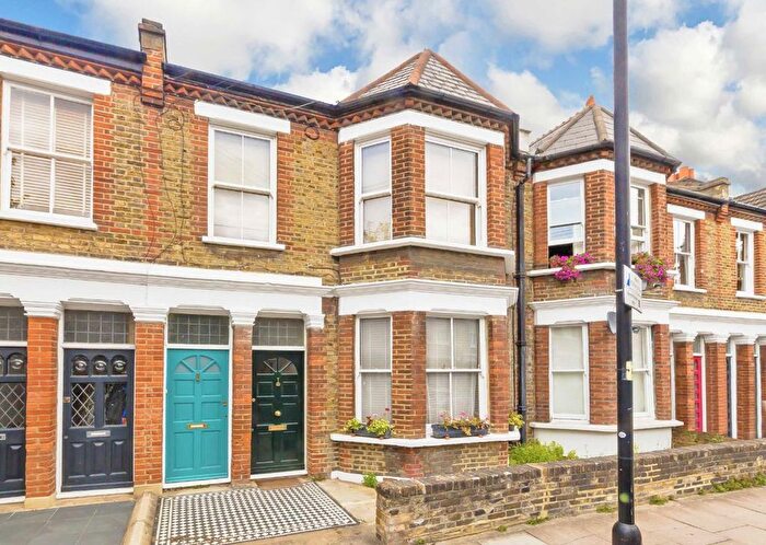 2 Bedroom Flat To Rent In Venn Street, London, SW4