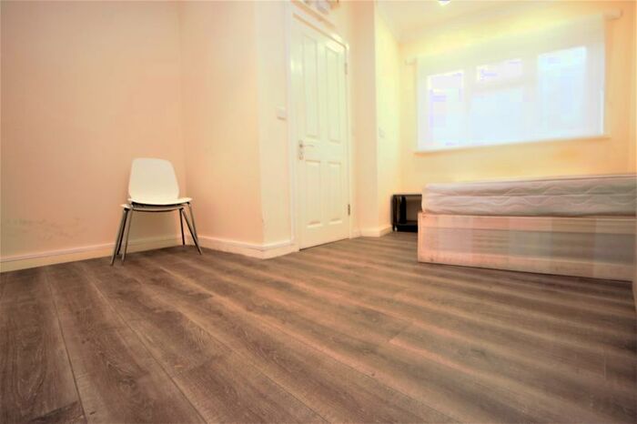 Studio To Rent In Balham Road, London N9