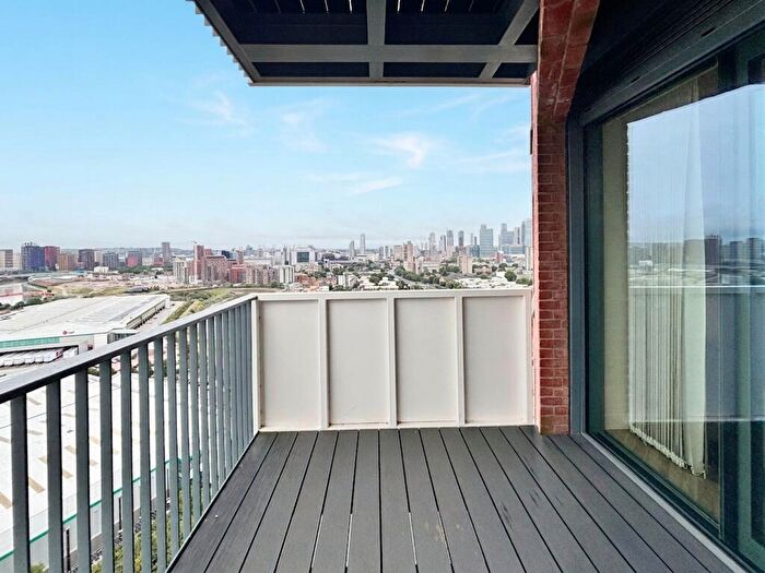 2 Bedroom Apartment For Sale In Skyline Apartments, Makers Yard, E3