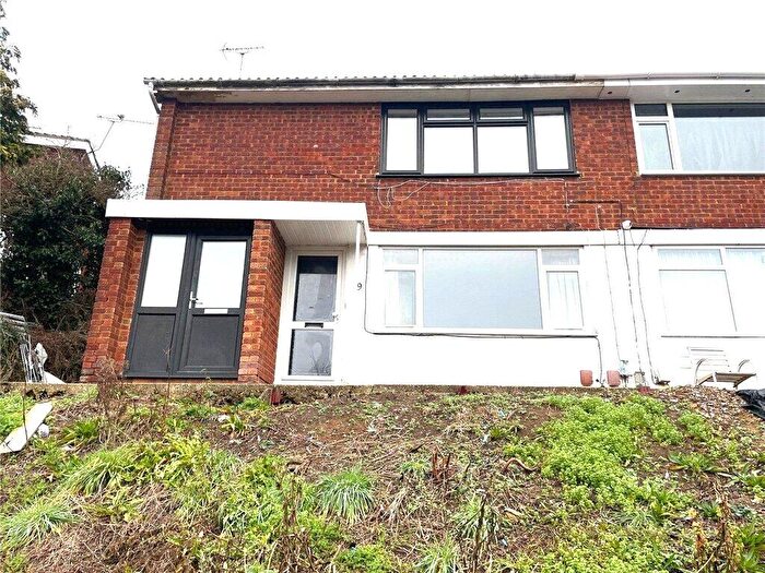 2 Bedroom Maisonette For Sale In Porlock Drive, Luton, Bedfordshire, LU2