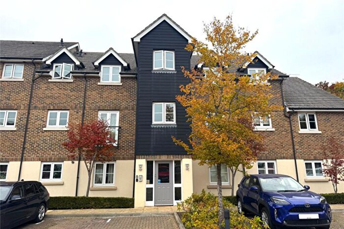 2 Bedroom Flat For Sale In Scholars Walk, Farnborough, Hampshire, GU14