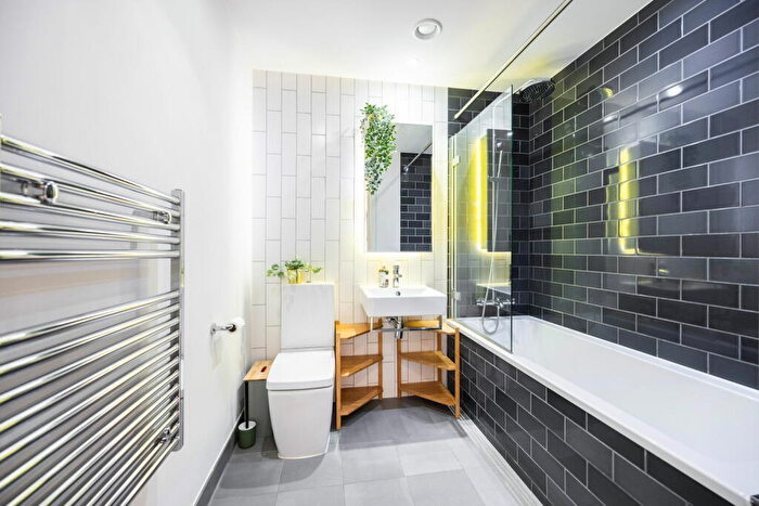 2 Bedroom Apartment For Sale In Starboard Way, London, E16