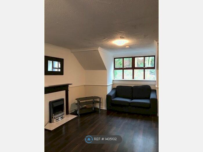 3 Bedroom Flat To Rent In Wellmeadow Street, Paisley, PA1